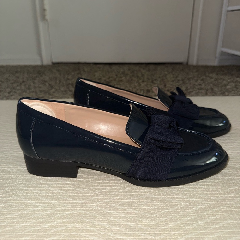 Bandolino Navy blue patent leather loafers with bow - Picture 7 of 9